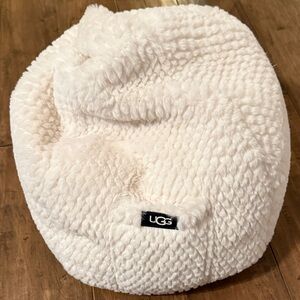 UGG Mini Cream Tablet Pouf With Phone Pocket 13”x13”x13”